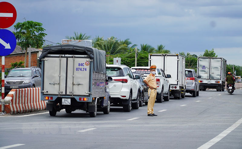Đảm bảo các biện pháp khi thực hiện giãn cách xã hội Phương tiện vận tải vào địa bàn TP. Bến Tre trước thời gian thực hiện giãn cách xã hội theo Chỉ thị số 15/CT-TTg của Thủ tướng Chính phủ. Ảnh: Phan Hân
