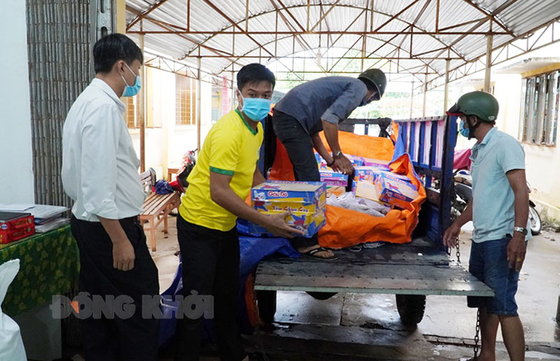 Vận chuyển hàng hóa, nhu yếu phẩm cho người dân khu cách ly. Ảnh: Phan Hân