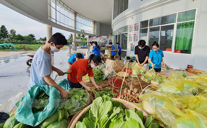 Đoàn kết hỗ trợ cộng đồng Lực lượng tình nguyện viên phân bổ, sắp xếp hàng hóa, thực phẩm ở “Siêu thị 0 đồng”.