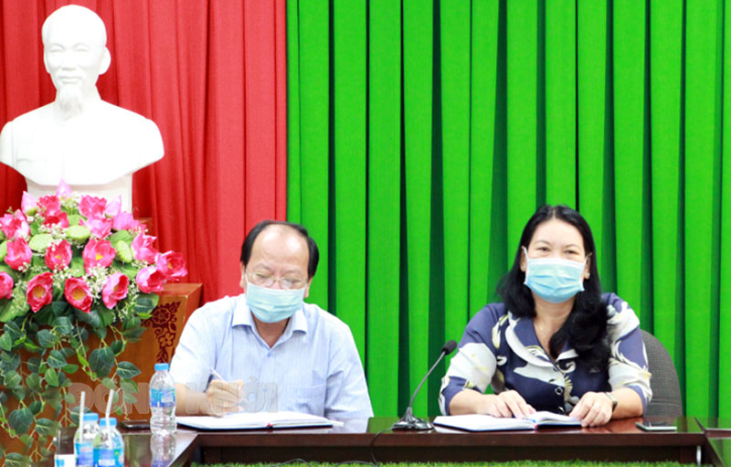 Phó chủ tịch UBND tỉnh Nguyễn Thị Bé Mười chủ trì cuộc họp.