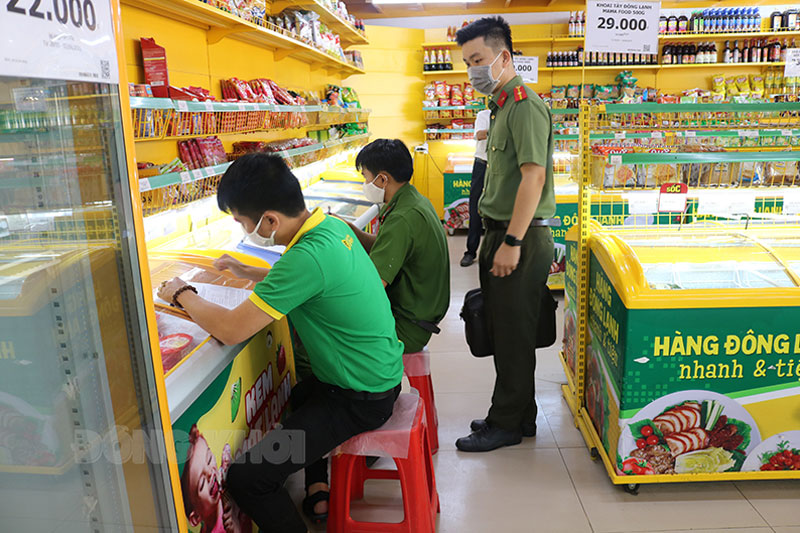 Đoàn kiểm tra liên ngành huyện Bình Đại kiểm tra niêm yết giá tại các cửa hàng Bách hóa xanh trên địa bàn huyện. Ảnh: Minh Nhân