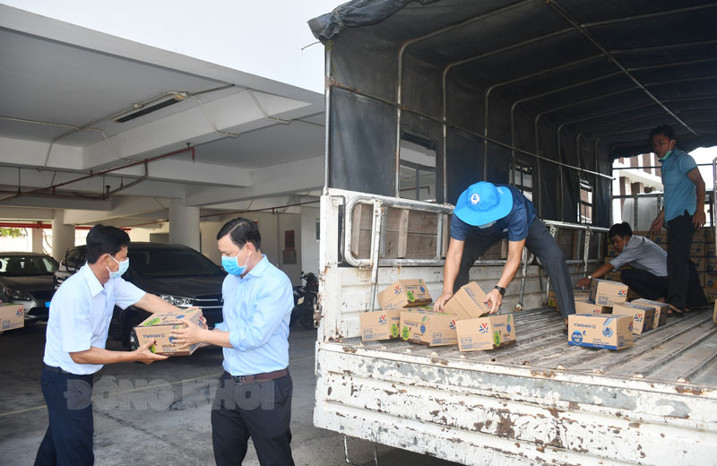 MTTQ Việt Nam tỉnh xếp hàng hóa chuẩn bị vận chuyển đến ủng hộ cho người dân tại các điểm cách ly, phong tỏa. Ảnh: Hữu Hiệp