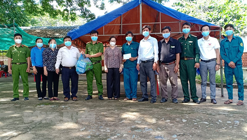 Các địa phương tập trung công tác phòng chống dịch Covid-19 Phó bí thư Thường trực Huyện ủy tặng quà cho các lực lượng khu cách ly Trường Tiểu Học xã Thừa Đức. Ảnh: Minh Nhân
