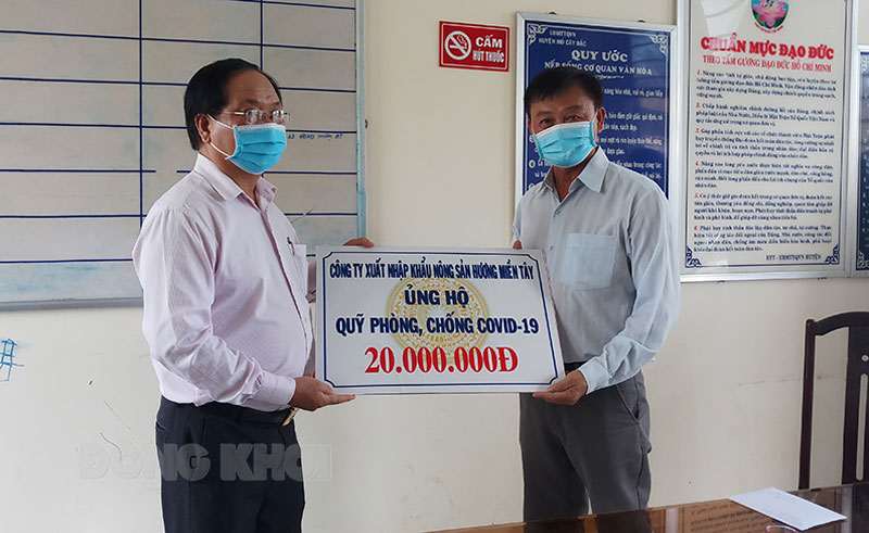 Các địa phương tập trung công tác phòng chống dịch Covid-19 Công ty Xuất nhập khẩu nông sản Hương Miền Tây trao bảng tượng trưng. Ảnh: Thu Duyên