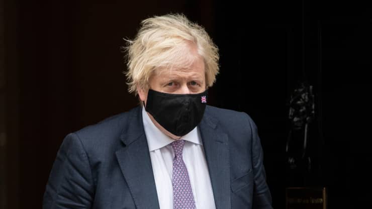 Thủ tướng Boris Johnson tỏ rõ quyết tâm trong việc dỡ bỏ gần như toàn bộ các lệnh hạn chế chống COVID-19 từ ngày 19-7 tới. Ảnh: AFP