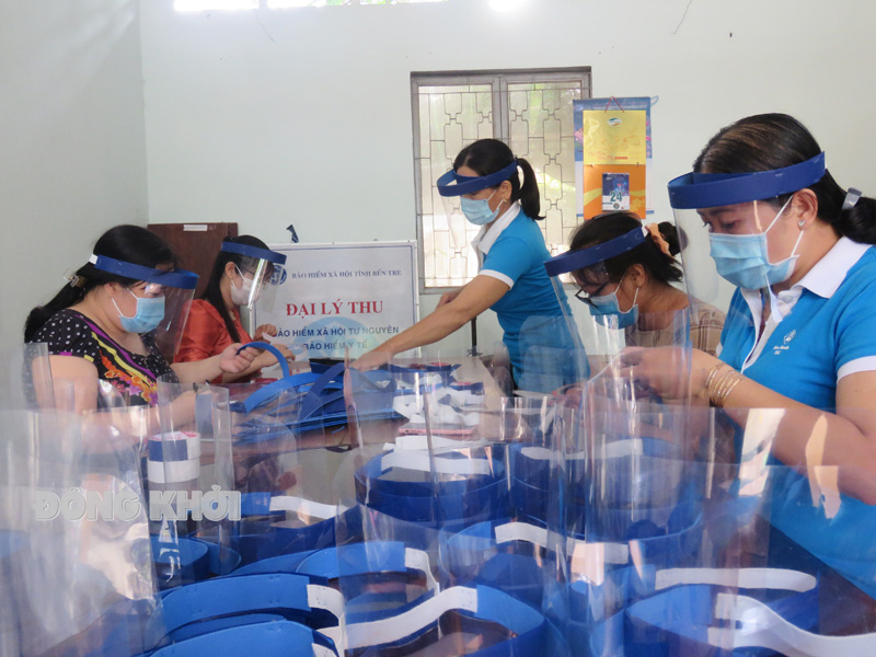 Phụ nữ Tân Thanh Tây chung tay phòng chống dịch Covid-19 Phụ nữ tích cực làm mặt nạ chống tia bắn giọt bắn