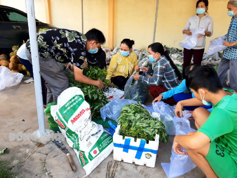 Phụ nữ Tân Thanh Tây chung tay phòng chống dịch Covid-19 Tập kết, phân loại nông sản trước khi lên đường hỗ trợ