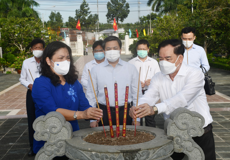 Bí thư Tỉnh ủy Lê Đức Thọ cùng Phó bí thư Thường trực Tỉnh ủy - Chủ tịch HĐND tỉnh Hồ Thị Hoàng Yến, Phó bí thư Tỉnh ủy - Chủ tịch UBND tỉnh Trần Ngọc Tam thắp hương tại Nghĩa trang liệt sĩ tỉnh.