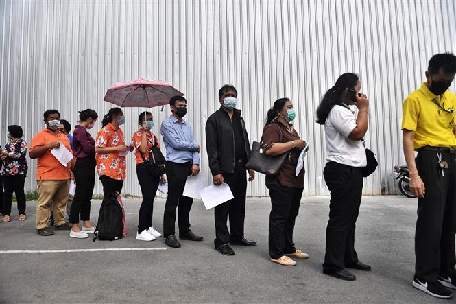 Người dân xếp hàng chờ lấy mẫu xét nghiệm COVID-19 tại Bangkok, Thái Lan ngày 8-4-2021. Ảnh: AFP/TTXVN