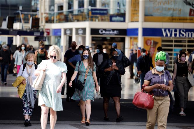  Người dân di chuyển trên đường phố tại London, Anh, ngày 7-6-2021. Ảnh: AFP/ TTXVN