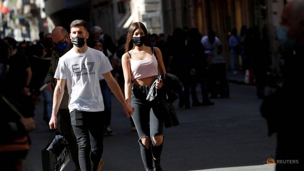 Người dân Italy đi bộ ở Rome. Ảnh: Reuters 