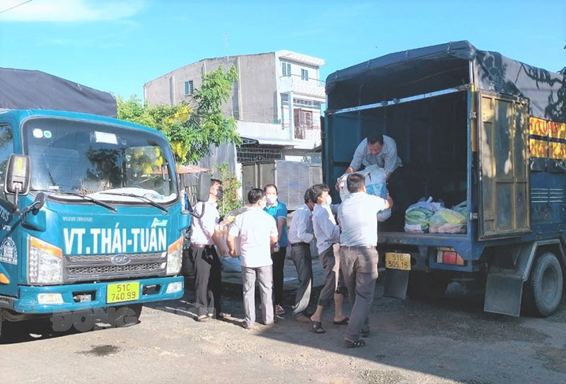 Nông dân Phú Đức hướng về TP. Hồ Chí Minh Chuyển nông sản lên xe tải để hỗ trợ cho người dân TP. Hồ Chí Minh.