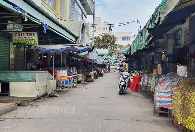 Một vài người đi chợ mua thực phẩm thực hiện các biện pháp phòng dịch.