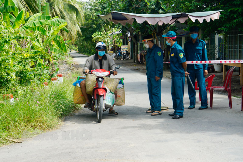 Chốt trạm tại xã Nhơn Thạnh, TP. Bến Tre để tuyên truyền người dân thực hiện nghiêm Chỉ thị 16.