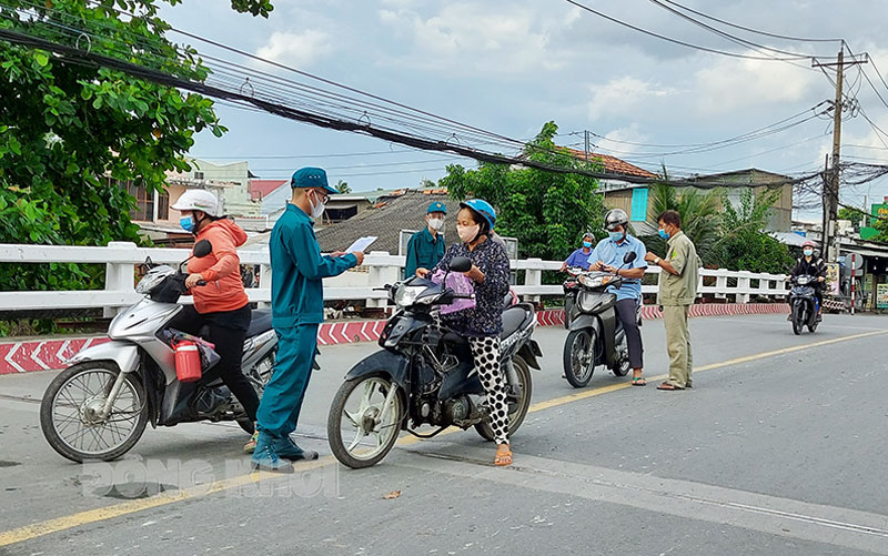 Lực lượng kiểm soát tại chốt phường 8, TP. Bến Tre.