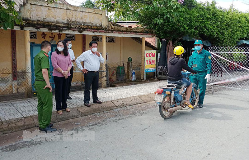 Phó bí thư Thường trực Tỉnh ủy - Chủ tịch HĐND tỉnh Hồ Thị Hoàng Yến kiểm tra chốt kiểm soát Covid-19 tại xã Hương Mỹ.