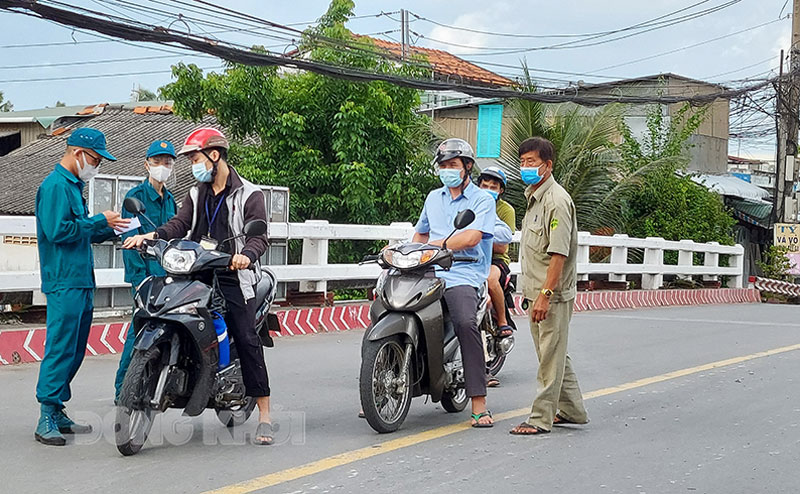 Lực lượng kiểm soát tại Phường 8, TP. Bến Tre quản lý người ra ngoài địa bàn.