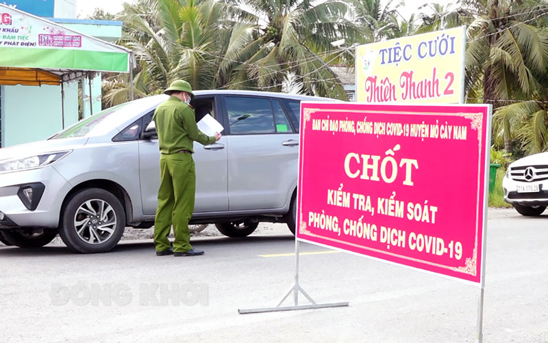 Chốt kiểm soát dịch Covid-19 liên ngành tại ấp Tân Phước, thị trấn Mỏ Cày đang kiểm soát người ra vào huyện. Ảnh: Đức Cần