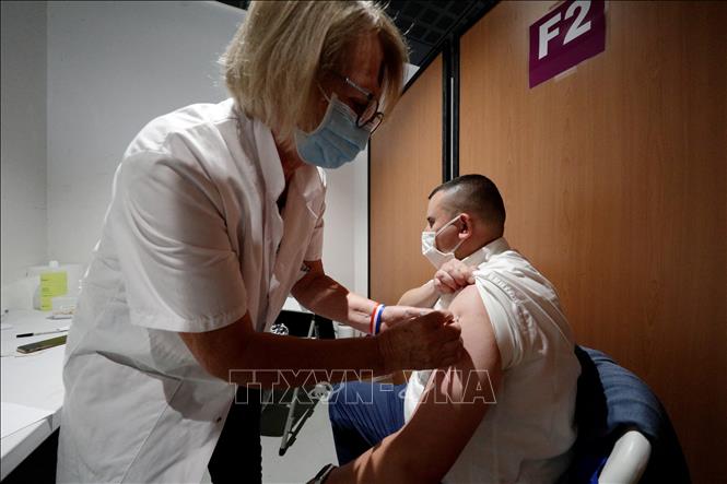  Tiêm vaccine ngừa COVID-19 tại ngoại ô Paris, Pháp. Ảnh: AFP/TTXVN