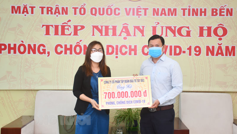 Quyền Chủ tịch Ủy ban MTTQ Việt Nam tỉnh Nguyễn Phúc Linh tiếp nhận nguồn hỗ trợ Quỹ phòng chống dịch Covid-19.