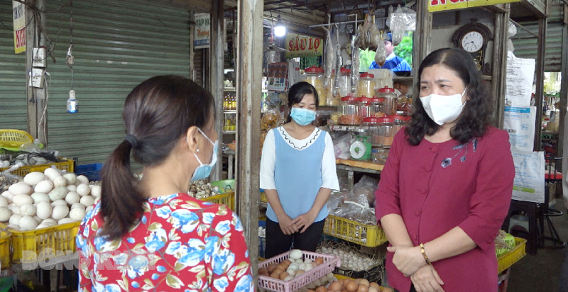  Phó bí thư Thường trực Tỉnh ủy - Chủ tịch HĐND tỉnh Hồ Thị Hoàng Yến thăm hỏi tiểu thương ở chợ Chợ Lách.