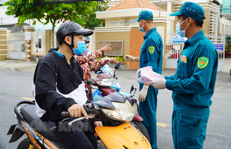 Lực lượng làm nhiệm vụ tại chốt cầu Nhà Thương (Phường 5, TP. Bến Tre) kiểm soát người ra vào địa bàn. Ảnh: Phan Hân