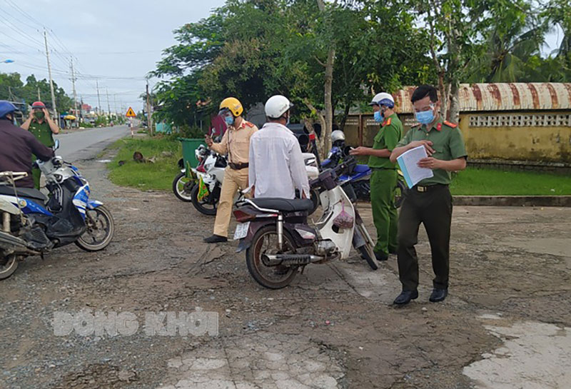 Công an huyện Bình Đại xử phạt các trường hợp vi phạm quy định về phòng chống dịch Covid-19.