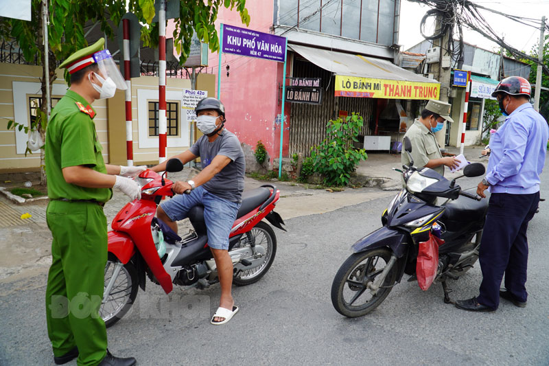 Lực lượng làm nhiệm vụ kiểm soát tại chốt cầu Nhà Thương (Phường 5, TP. Bến Tre).