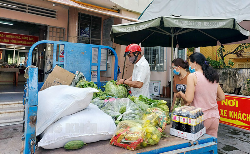 Tiếp nhận và phân phối thực phẩm cho khu vực phong tỏa ở Phường 5, TP. Bến Tre. Ảnh: CTV