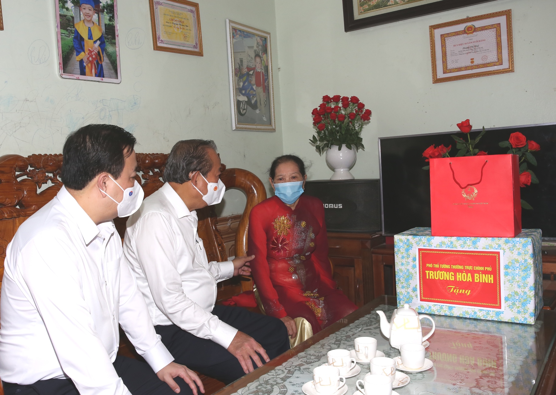 Phó Thủ tướng Thường trực tặng quà gia đình chính sách nhân ngày 27-7-2021 Phó Thủ tướng Thường trực thăm gia đình bà Phùng Thị Huệ. Ảnh: VGP/Lê Sơn.