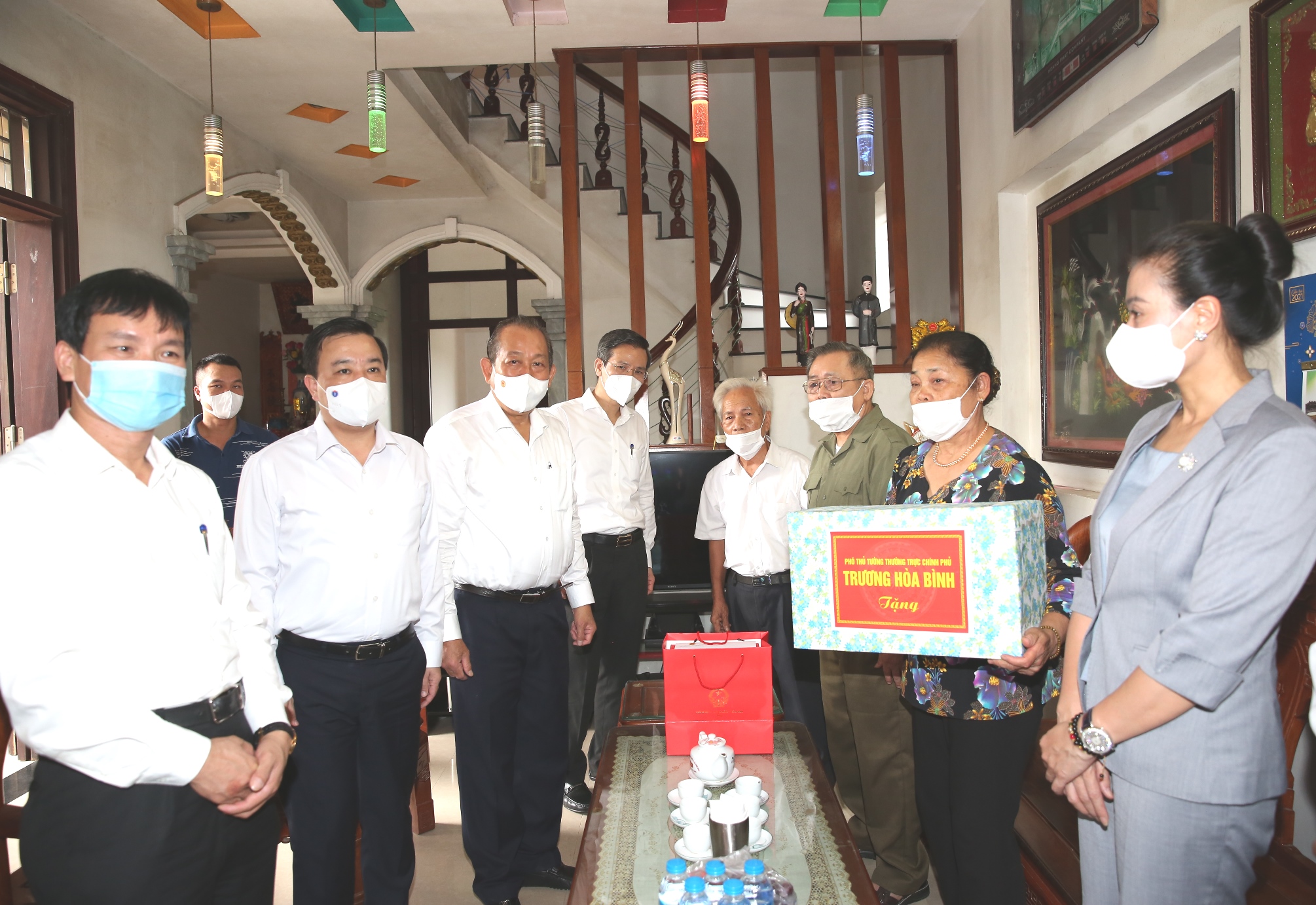 Phó Thủ tướng Thường trực tặng quà gia đình chính sách nhân ngày 27-7-2021 Phó Thủ tướng Thường trực tặng quà gia đình thương binh Nguyễn Hữu Thót. Ảnh: VGP/Lê Sơn.