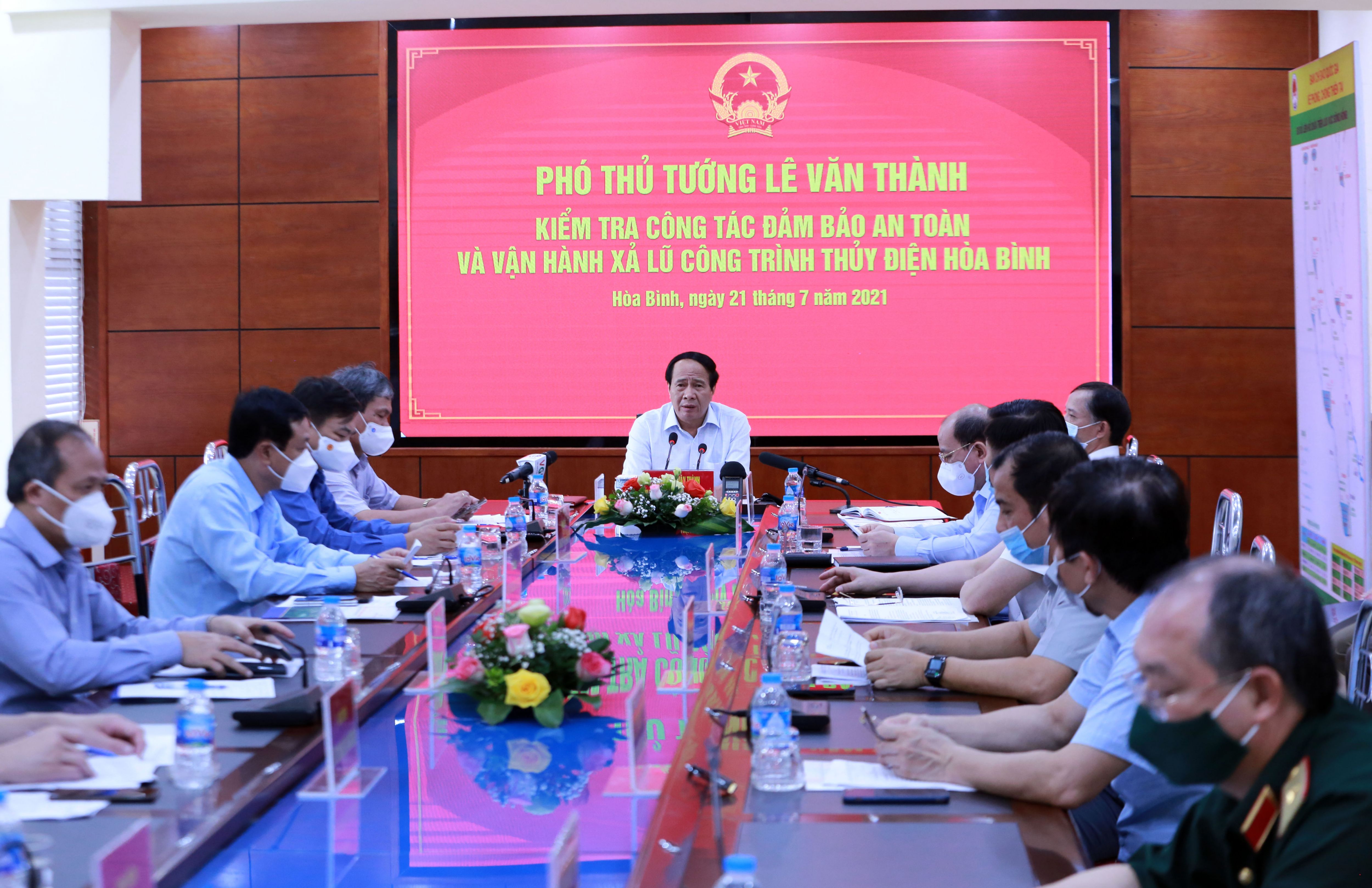 Phó Thủ tướng làm việc với Công ty Thủy điện Hòa Bình và một bộ, ngành, tỉnh Hòa Bình tại Nhà máy Thủy điện Hòa Bình - Ảnh VGP/Đức Tuân