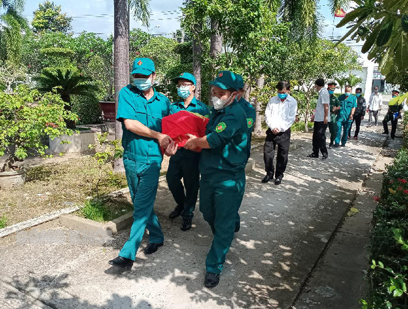 Di quan cải táng liệt sĩ Nguyễn Văn Hải về với đồng đội.