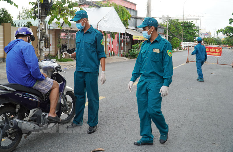 Lực lượng làm nhiệm vụ kiểm soát tại chốt Phường 5, TP. Bến Tre.