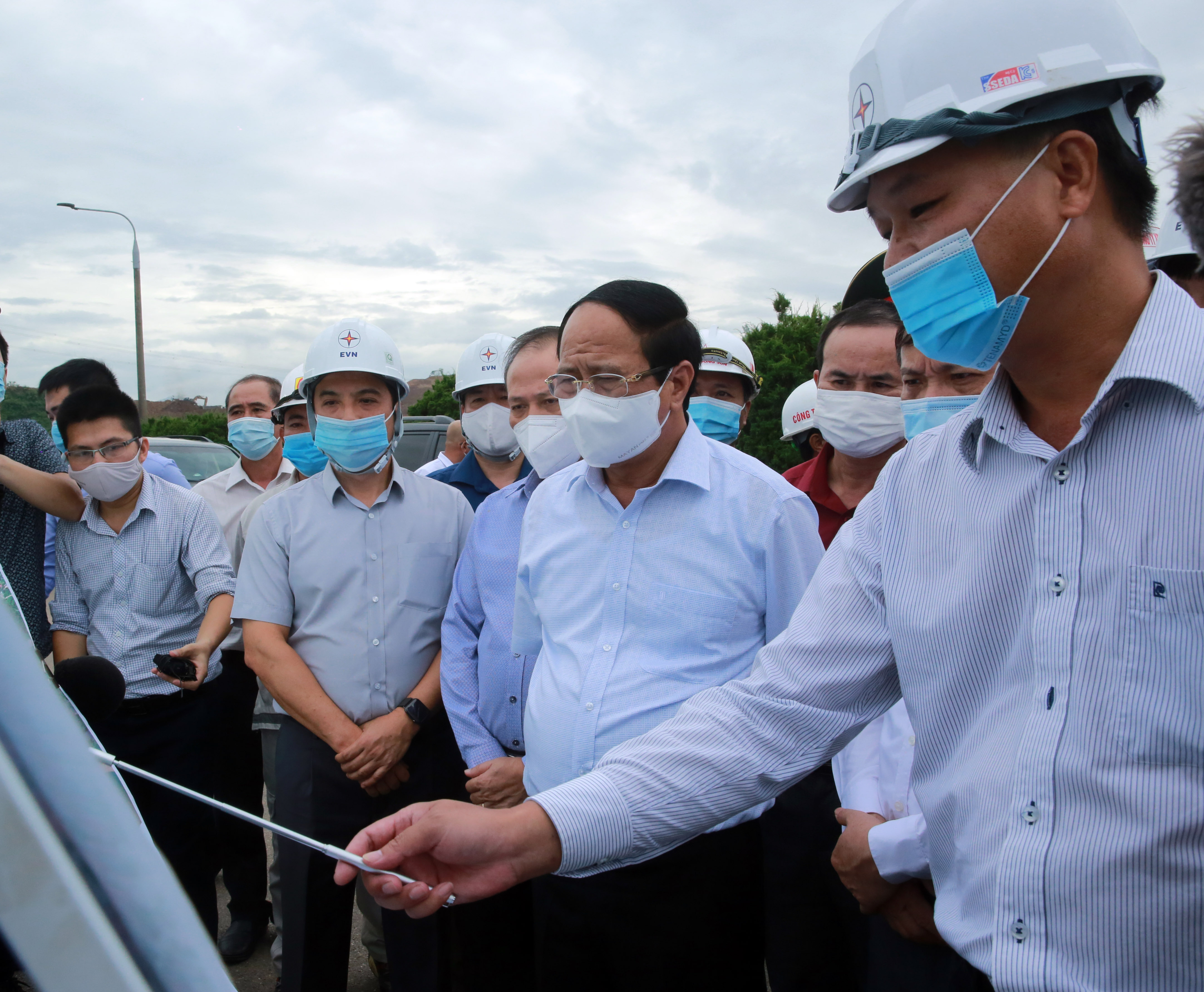 Phó Thủ tướng Lê Văn Thành nghe báo cáo về thi công dự án mở rộng nhà máy Thủy điện Hòa Bình. Ảnh VGP/Đức Tuân