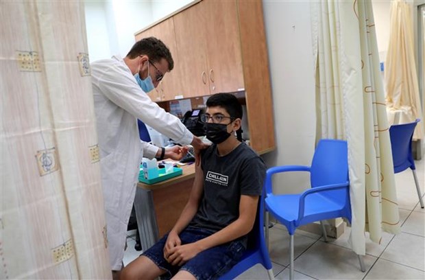 COVID-19: Israel áp dụng một loạt quy định phòng dịch mới hân viên y tế tiêm vaccine phòng COVID-19 cho người dân tại Modiin (Israel), ngày 5-7-2021. (Ảnh: THX/ TTXVN)
