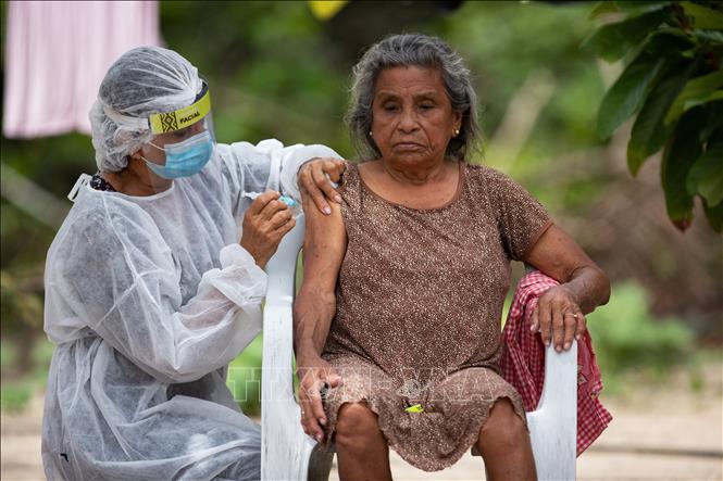 Người dân được tiêm phòng vaccine ngừa COVID-19 gần Manaus, bang Amazonas, Brazil ngày 9-2-2021. Ảnh: AFP/TTXVN