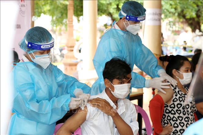 Nhân viên y tế tiêm vaccine COVID-19 cho người dân tại Phnom Penh, Campuchia, ngày 8-7-2021. Ảnh: THX/TTXVN