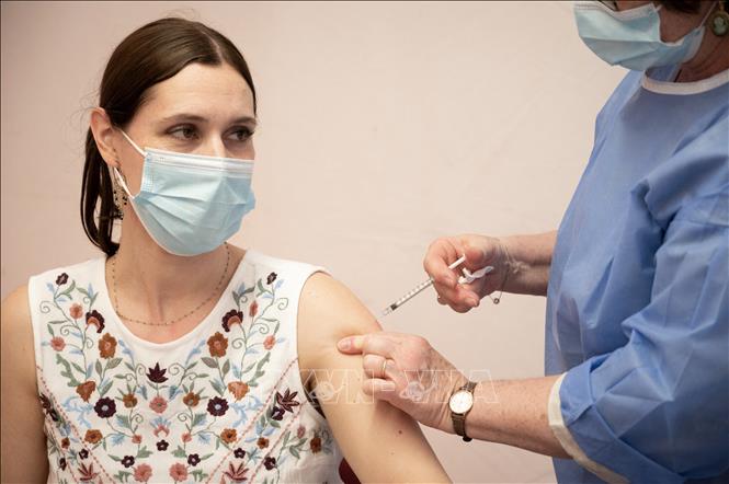 Nhân viên y tế tiêm vaccine COVID-19 cho người dân tại Saint-Maur-des-Fossés, ngoại ô Paris, Pháp ngày 31-5-2021. Ảnh: AFP/TTXVN