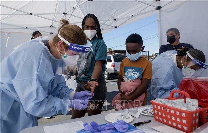 Tiêm vaccine ngừa COVID-19 cho một em nhỏ tại Los Angeles, bang California, Mỹ ngày 9-7-2021. Ảnh: AFP/TTXVN