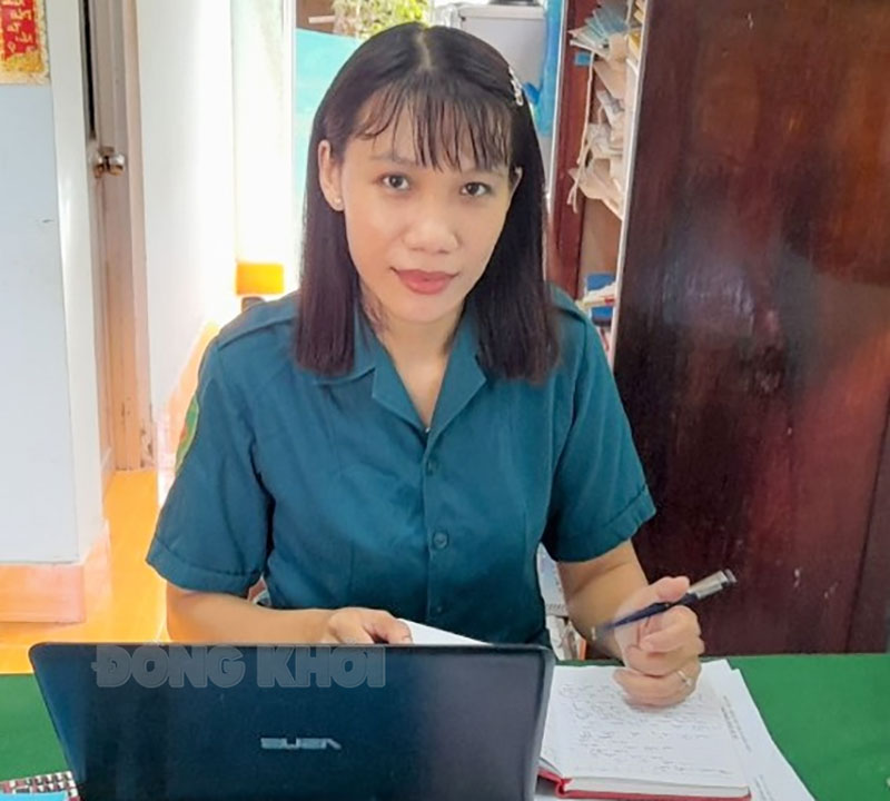 Người cán bộ tận tụy với công việc Chị Lữ Thị Ngoan trong giờ làm việc.