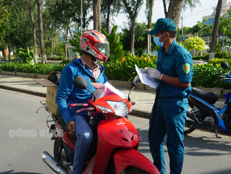 Các chốt kiểm soát thực hiện kiểm tra phòng chống dịch Covid-19.