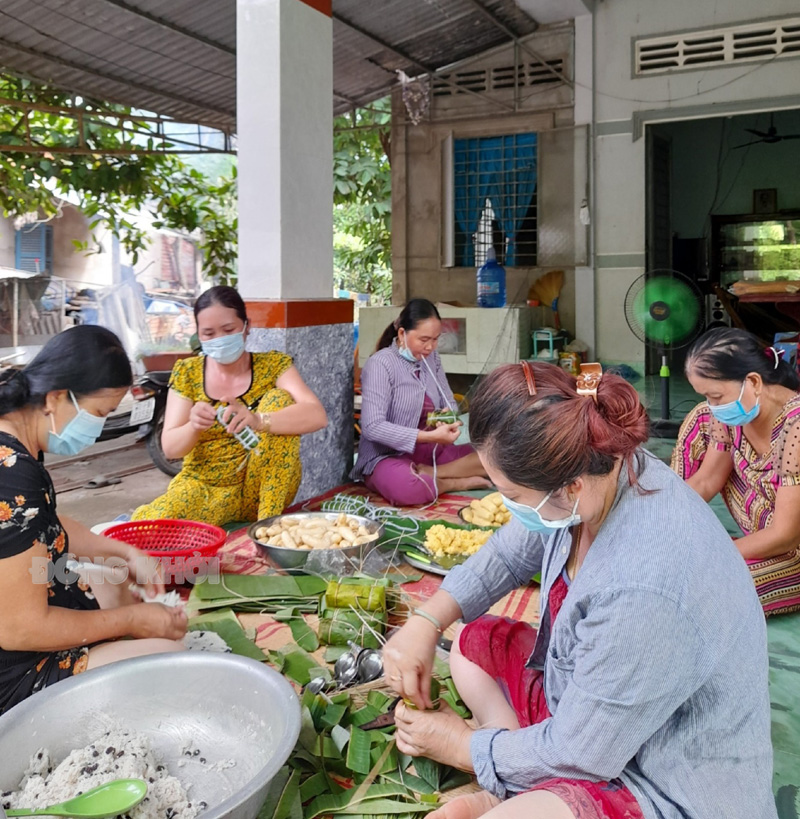 Những đòn bánh tét nghĩa tình trong phòng chống dịch Các mẹ, các dì ở ấp Phú Hòa, xã Quới Thành, huyện Châu Thành gói bánh tét. Ảnh: Bảo Ngọc.