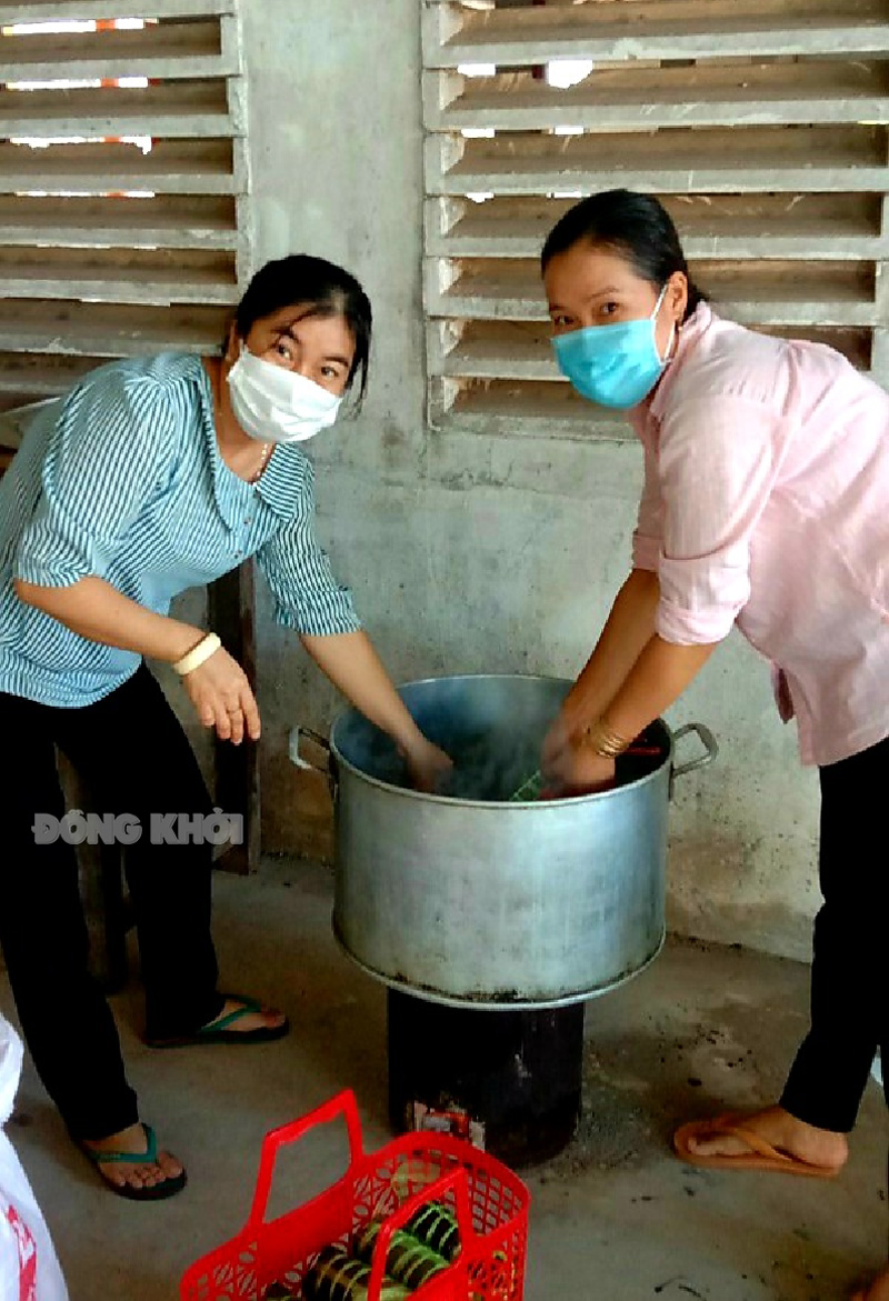 Những đòn bánh tét nghĩa tình trong phòng chống dịch Phụ nữ xã Thừa Đức nấu bánh tét. Ảnh: Lê Đệ