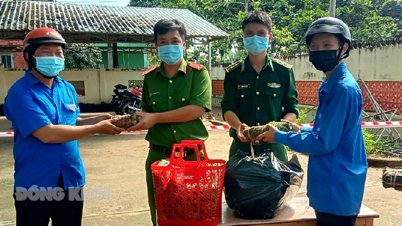 Những đòn bánh tét nghĩa tình trong phòng chống dịch Đoàn viên, thanh niên trao tặng bánh tét cho chốt kiểm dịch trên địa bàn xã Thừa Đức. Ảnh: Lê Đệ