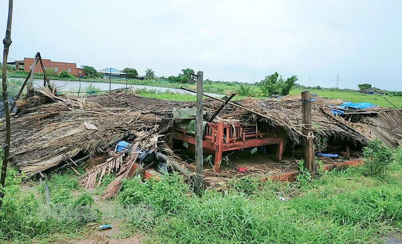 Một căn nhà bị sập hoàn toàn. Ảnh: Văn Minh.