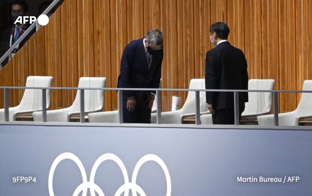 Chủ tịch IOC Thomas Bach cúi chào Nhật hoàng Naruhito
