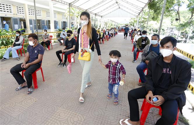 Indonesia ca lây nhiễm và tử vong mới cao nhất thế giới Người dân xếp hàng chờ tiêm vaccine ngừa COVID-19 tại Phnom Penh, Campuchia. Ảnh: THX/TTXVN
