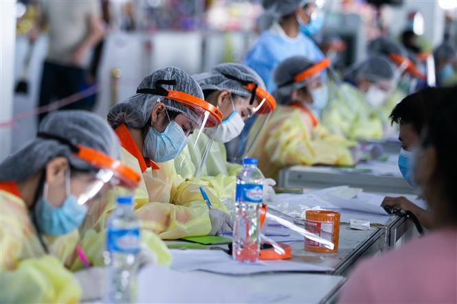 Indonesia ca lây nhiễm và tử vong mới cao nhất thế giới Người dân đăng ký tiêm vaccine phòng COVID-19 tại thủ đô Viêng Chăn, Lào ngày 17-6-2021. Ảnh: THX/TTXVN