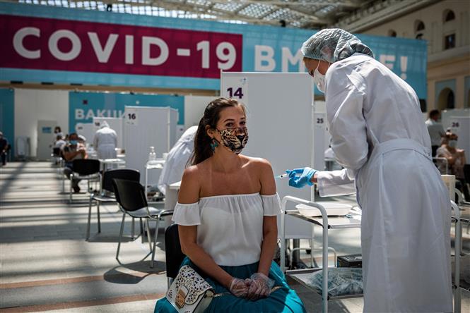 Indonesia ca lây nhiễm và tử vong mới cao nhất thế giới Nhân viên y tế tiêm vaccine ngừa COVID-19 cho người dân tại Moscow, Nga ngày 7-7-2021. Ảnh: AFP/TTXVN
